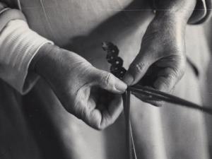 Miss Taipa plaiting tieke. Photo: Helen Buttfield on WikiCommons