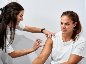 Brooke McKay vaccinating a woman