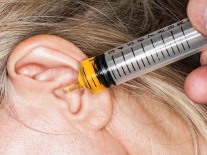 Softening earwax with olive oil