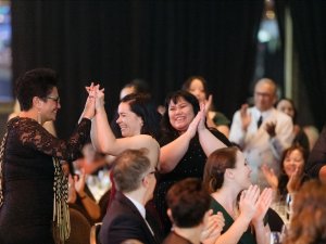 Ali Ahu congratulates Donna Kielar of National Hauora Coalition on gaining the Good Sort Award at the New Zealand Primary Healthcare Awards | He Tohu Mauri Ora