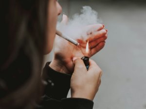 Smoking_youngwoman_CR_Lilartsy_on_Unsplash