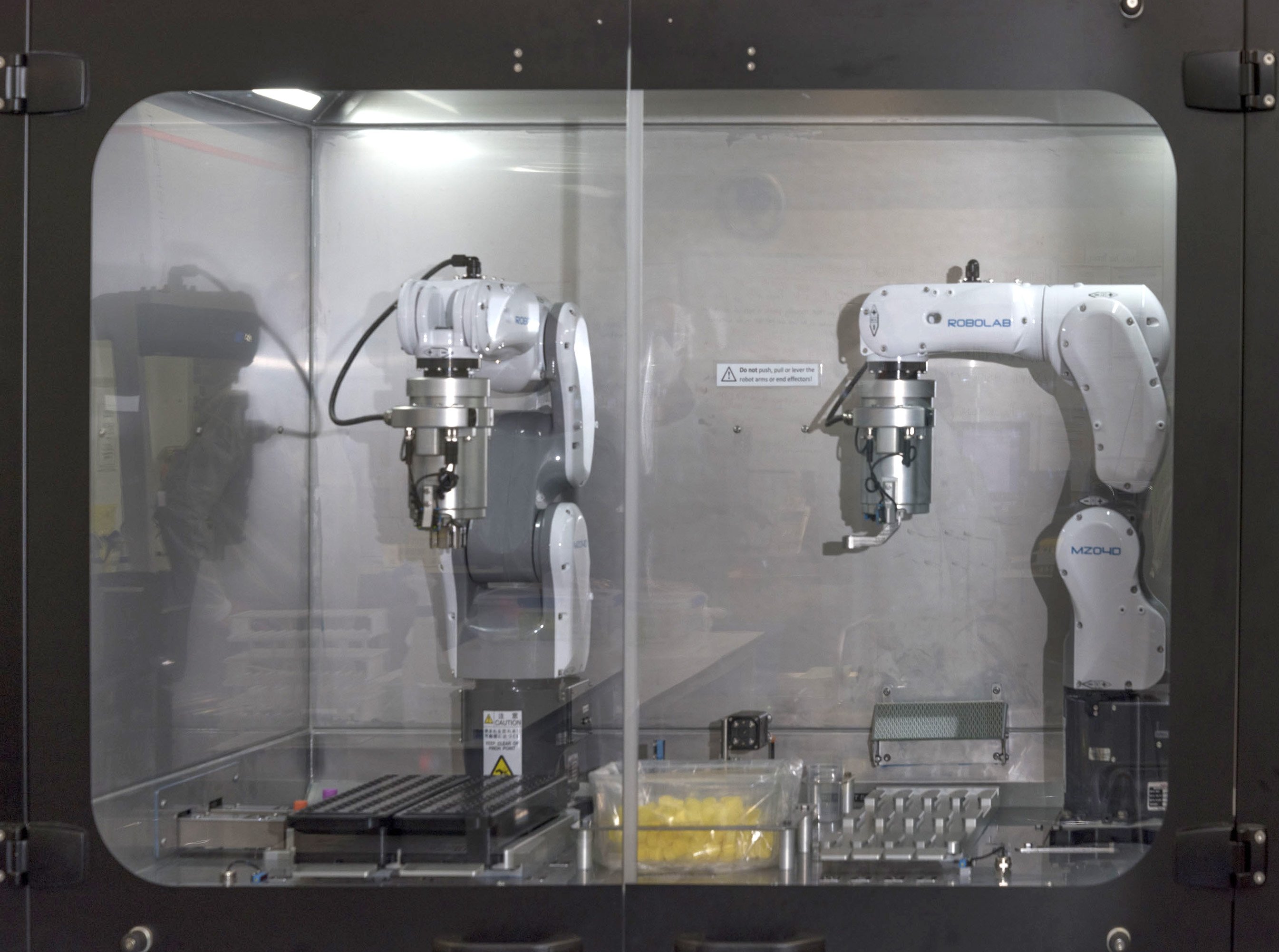 De-Capping Robot at Canterbury Health Laboratories (2)